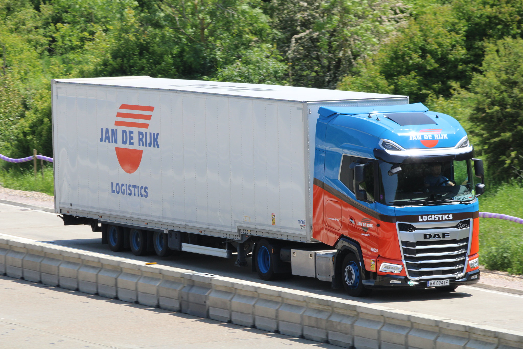 [Resim: 1699991776_XUt0p6BliPd8L7x.jpg]